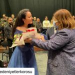 Yonca Şahinbaş Instagram - #Repost @medeniyetlerkorosu with @make_repost ・・・ Biz O’nu çok sevdik.Aynı sahnede birlikte şarkılar söylemeyi de çok sevdik.Gördük ki Adanalılar da çok seviyormuş😊. Yüreği güzel, sesi güzel insan Yonca Şahinbaş’a çok teşekkür ediyoruz. @yilmazozfirat @yoncasahinbas #medeniyetlerkorosu #yoncasahinbas #adana #konser #kalpyarası #hatay #antakya #cukurovakultursanat #adanabüyükşehirbelediyesi #koro