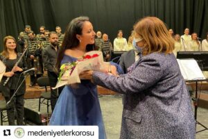 Yonca Şahinbaş Instagram - #Repost @medeniyetlerkorosu with @make_repost
・・・
Biz O’nu çok sevdik.Aynı sahnede birlikte şarkılar söylemeyi de çok sevdik.Gördük ki Adanalılar da çok seviyormuş😊. Yüreği güzel, sesi güzel insan Yonca Şahinbaş’a çok teşekkür ediyoruz. @yilmazozfirat @yoncasahinbas #medeniyetlerkorosu #yoncasahinbas #adana #konser #kalpyarası #hatay #antakya #cukurovakultursanat #adanabüyükşehirbelediyesi #koro