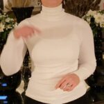 Yonca Şahinbaş Instagram - 3 Aralık Dünya Engelliler Farkındalık gününde hepimizin birer engelli adayı olduğu gerçeğinin farkında olan bireyler olarak engellilerin, üreten sosyal hayatın bütün alanlarında aktif biçimde yer alabilen bağımsız bireyler olabilmeleri adına her alanda gereken duyarlılığın artmasını sağlamak için elimizden geleni yapmalıyız. #3aralıkdünyaengellilerfarkındalıkgünü #3aralıkdünyaengellilergünü #engelsizyaşam #dünyaengellilergünü