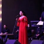 Yonca Şahinbaş Instagram - Bu geceki @medeniyetlerkorosu konserinin bir parçası olmaktan duyduğum gururu ve mutluluğu anlatmak gerçekten çok zor. Bu gece için sevgili @yilmazozfirat’a, o şahane orkestraya ve korodaki tüm dostlarıma sevgi ve saygılarımı sunarım.