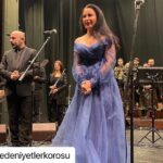 Yonca Şahinbaş Instagram - #Repost @medeniyetlerkorosu with @make_repost ・・・ Biz O’nu çok sevdik.Aynı sahnede birlikte şarkılar söylemeyi de çok sevdik.Gördük ki Adanalılar da çok seviyormuş😊. Yüreği güzel, sesi güzel insan Yonca Şahinbaş’a çok teşekkür ediyoruz. @yilmazozfirat @yoncasahinbas #medeniyetlerkorosu #yoncasahinbas #adana #konser #kalpyarası #hatay #antakya #cukurovakultursanat #adanabüyükşehirbelediyesi #koro