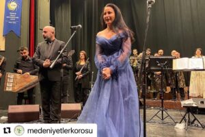Yonca Şahinbaş Instagram - #Repost @medeniyetlerkorosu with @make_repost
・・・
Biz O’nu çok sevdik.Aynı sahnede birlikte şarkılar söylemeyi de çok sevdik.Gördük ki Adanalılar da çok seviyormuş😊. Yüreği güzel, sesi güzel insan Yonca Şahinbaş’a çok teşekkür ediyoruz. @yilmazozfirat @yoncasahinbas #medeniyetlerkorosu #yoncasahinbas #adana #konser #kalpyarası #hatay #antakya #cukurovakultursanat #adanabüyükşehirbelediyesi #koro