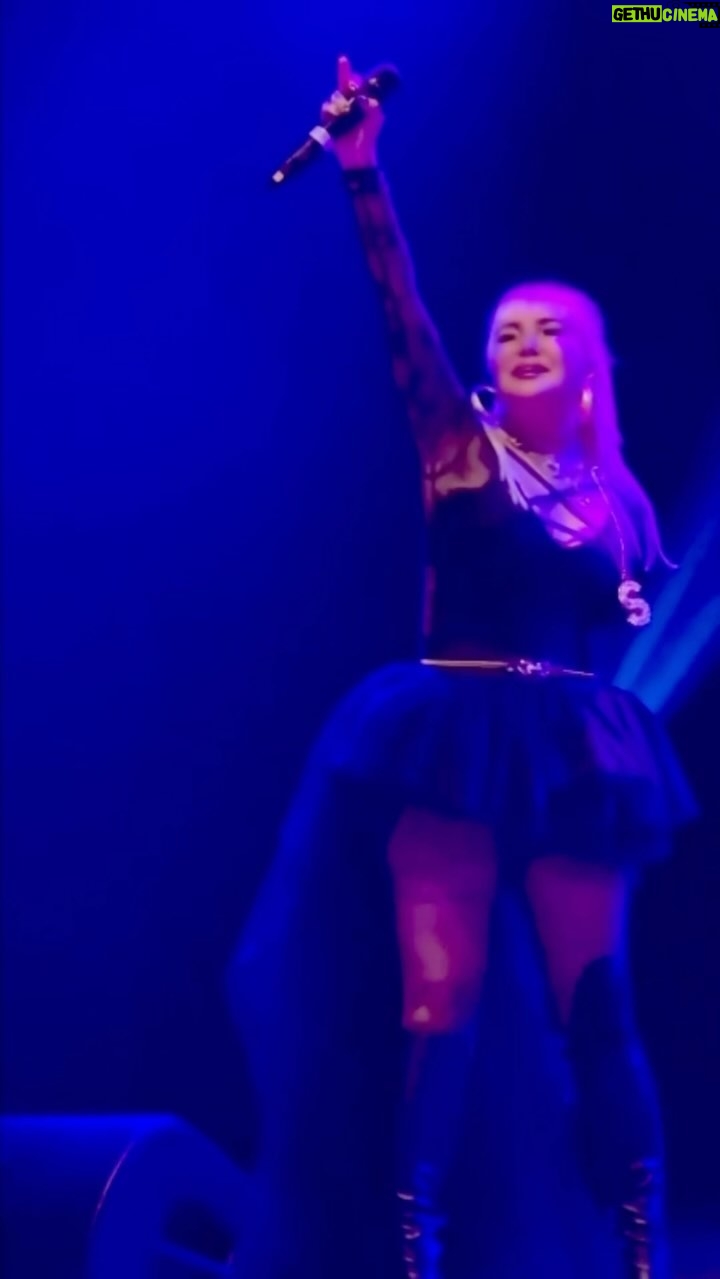 Yonca Evcimik Instagram - Londra! ❤️ Dün akşamki konserde ne kadar güzeldiniz🍀 Şahane bir gece oldu. Tekrar görüşmek üzere🍀 @kemal_bedensel ✨ Dün akşam ki kostüm image maker @senemhakki ✨🥂