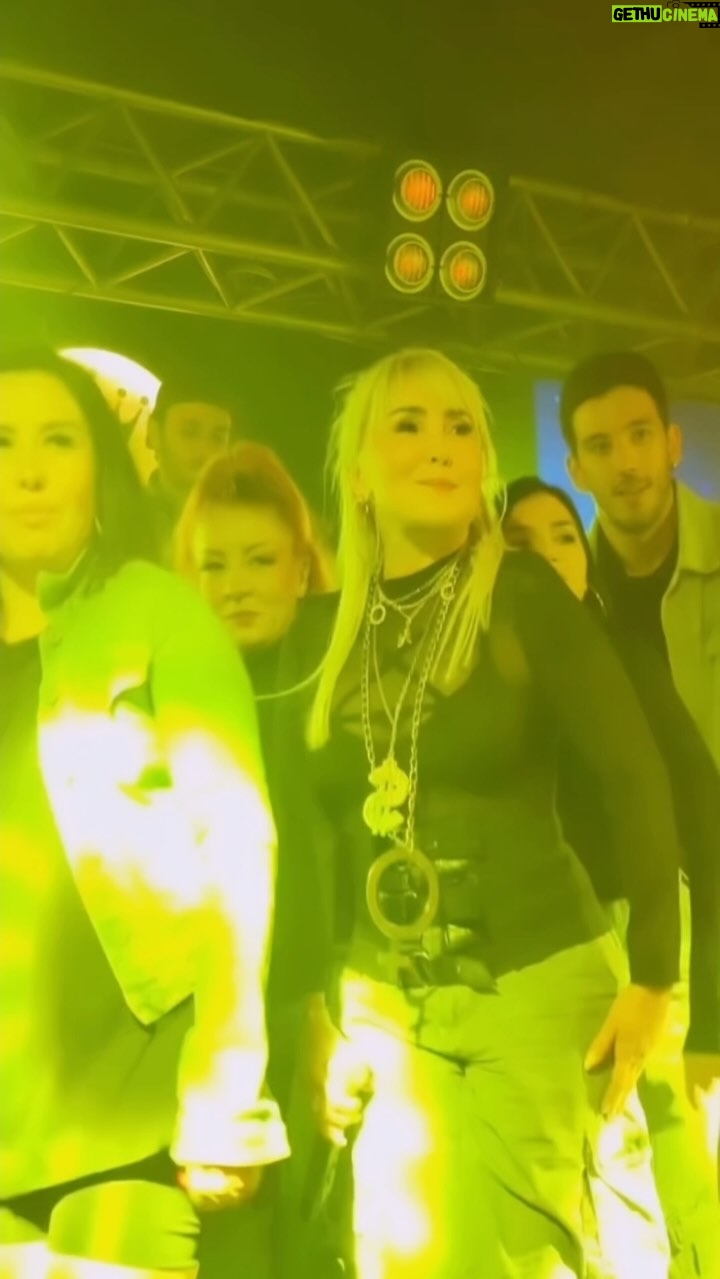 Yonca Evcimik Instagram - Dün akşam Eskişehir konserimiz 🍀 Şahaneydi enerjiniz tekrar görüşmek üzereee 🍀 @spreskisehir @mehmet.usluu