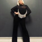 Yonca Evcimik Instagram – Sevgili @mahsa.com.tr ‘nin hazırladığı kostümümle birazdan Parıltılı – “ Hisseli Harikalar Kumpanyası” sahnesindeyim.@pariltidernegi @effectbcw @goncakarakas @zorlu_psm