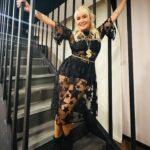 Yonca Evcimik Instagram – Birazdan konser vakti 🍀 Kıyafetimle aşk yaşamaca ❤️ image maker @senemhakki 🥂