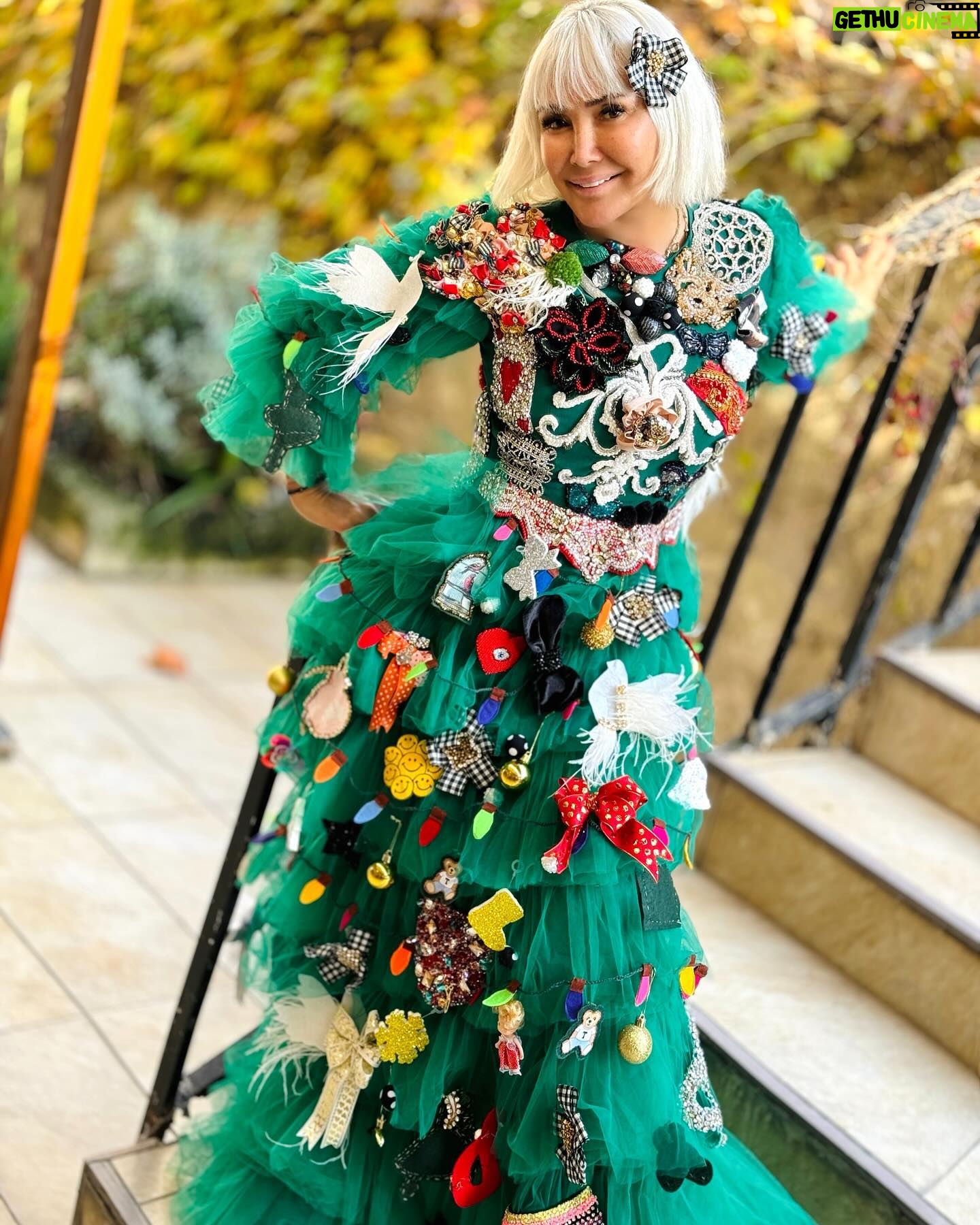 Yonca Evcimik Instagram - Mutlu Yıllar şimdiden ❤️🍀 Gönlünüzden geçen her şeyin gerçekleşeceği şahane bir #2024 olsun 🍀 Kostüm: @drapebutik @gokcesurmeliland