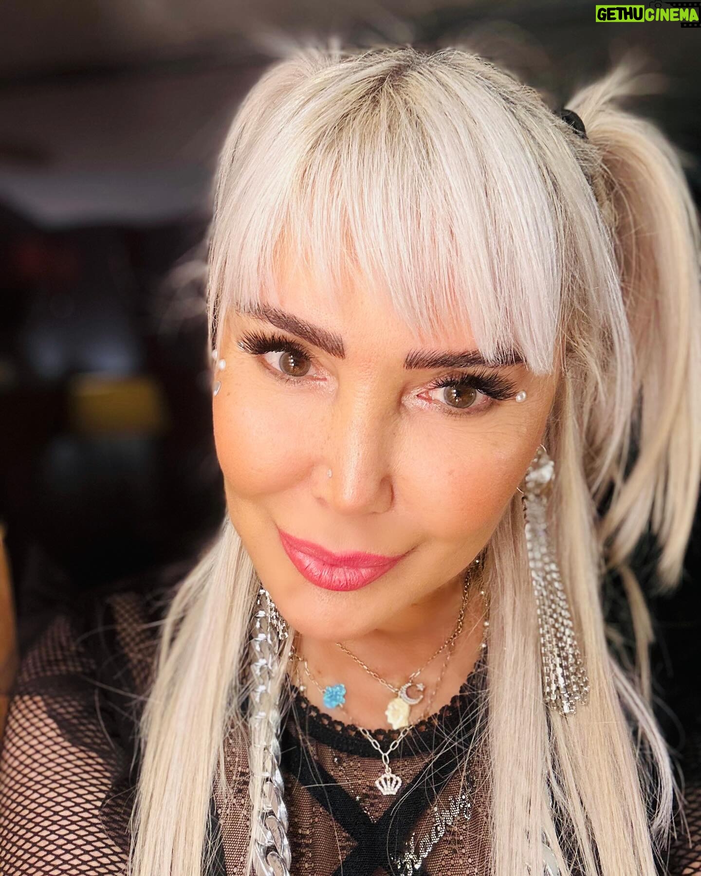 Yonca Evcimik Instagram - Bursa! Birazdan sahne zamanı 🍀❤️ Konser için son dakikalar🌟
