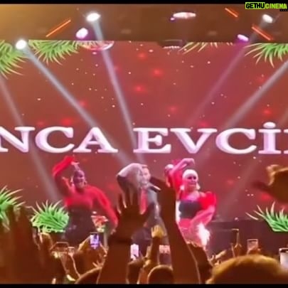 Yonca Evcimik Instagram - 2023’ün son konserini dün akşam İstanbul @ifbesiktas ‘da verdik. Coşkunuz enerjiniz şahaneydi ❤️🍀 Yeni yılda yeni konserlerde görüşmek üzereeee🍀 @djhakankufundur