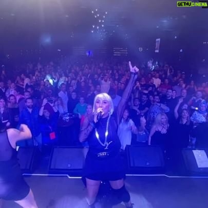 Yonca Evcimik Instagram - Dün akşam Gaziantep Jolly Joker konseri 🍀❤️ Ben böyle güzel seyirci görmedim ❤️ Tekrar görüşmek üzere Gaziantep @gaziantep.jollyjoker