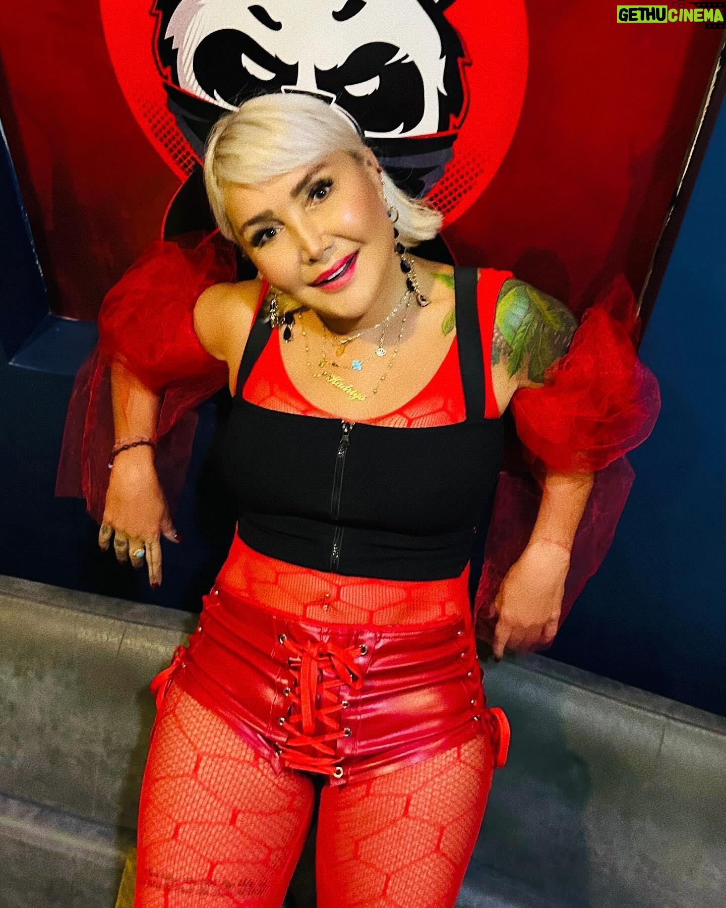 Yonca Evcimik Instagram - Bu akşamki @ifbesiktas konserimizden kulis halleri ❤️🍀üst tasarım @senemhakki 😍🥰