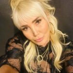 Yonca Evcimik Instagram – Birazdan konser vakti 🍀 Kıyafetimle aşk yaşamaca ❤️ image maker @senemhakki 🥂