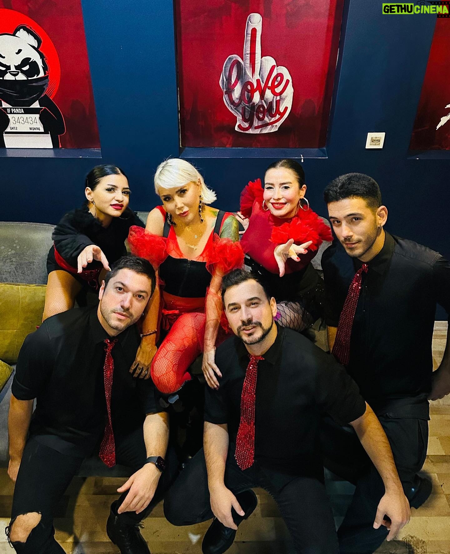 Yonca Evcimik Instagram - Bu akşamki @ifbesiktas konserimizden kulis halleri ❤️🍀üst tasarım @senemhakki 😍🥰