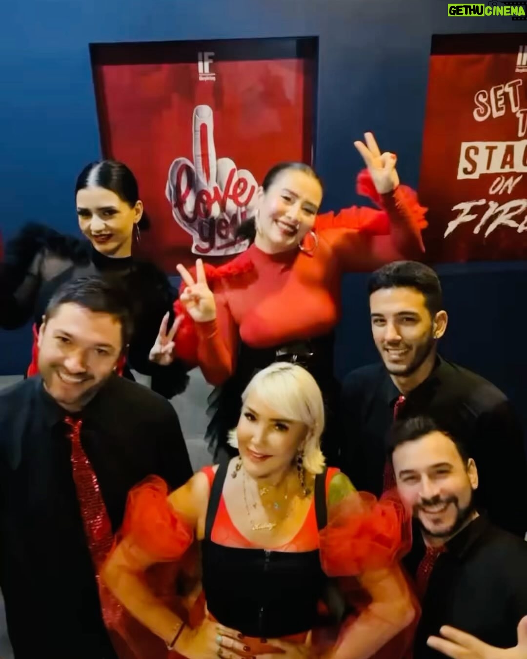 Yonca Evcimik Instagram - Bu akşamki @ifbesiktas konserimizden kulis halleri ❤️🍀üst tasarım @senemhakki 😍🥰