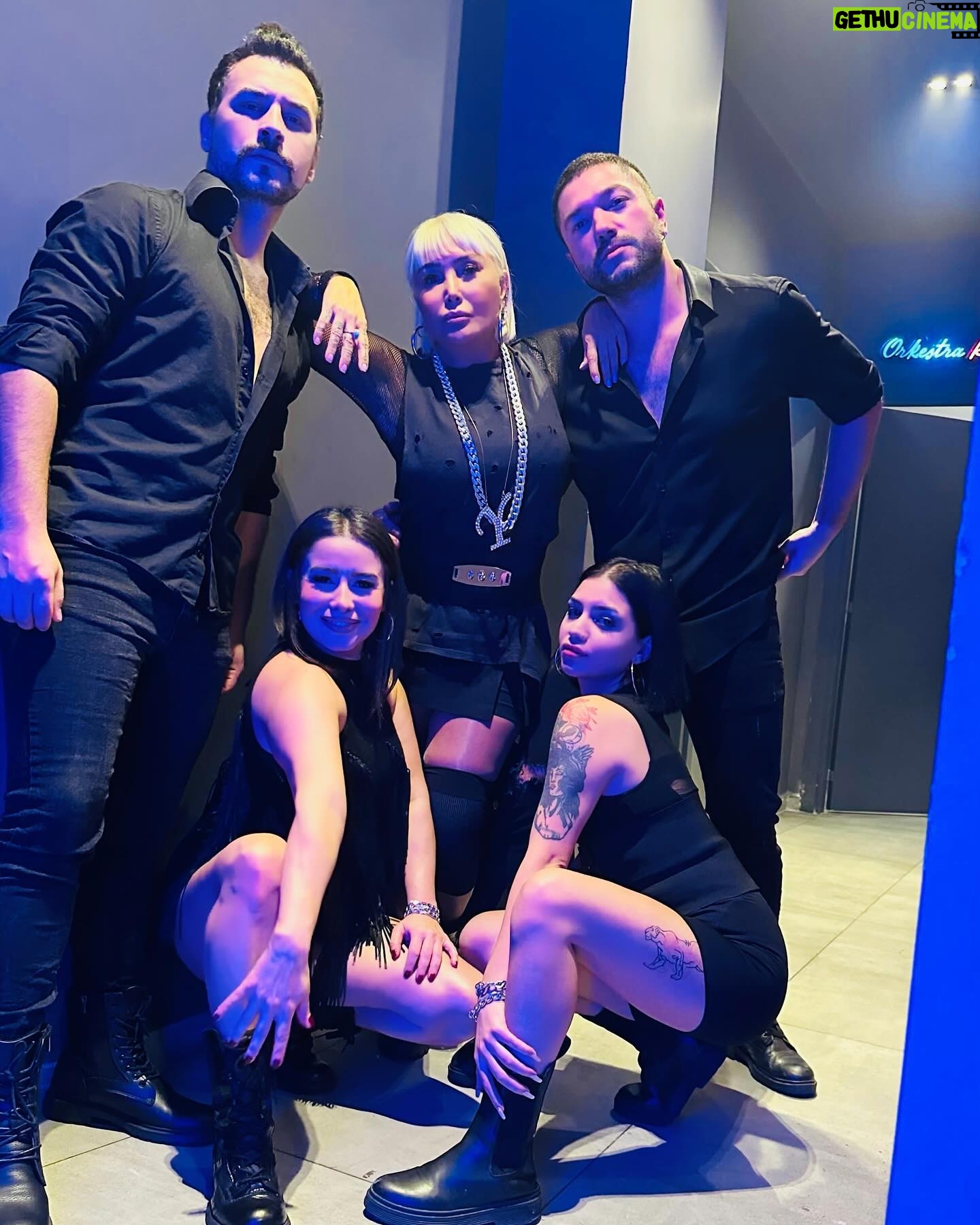 Yonca Evcimik Instagram - Birazdan Gaziantep Jolly Joker sahnesinde “ Yonca Bizi 90’lara Götür Daha Da Geri Getirme “ konseri başlıyor. Sold out olmuşuz aman da ne güzel ❤️😍🍀 @gaziantep.jollyjoker