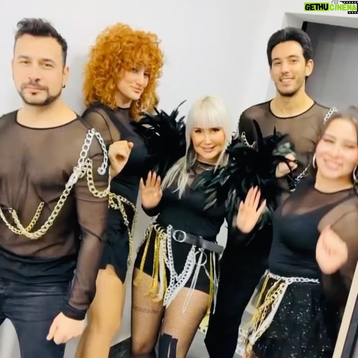 Yonca Evcimik Instagram - Dün geceden🍀 Hem konser hem düğün bir arada ✨Canım Melike ve Ali çok mutlu olun 🙏🏼 @melikeeagir dün geceden Hatay’da efsane dügün🌟 Kostümler için @neslihan_zebun çok teşekkürler 🌟
