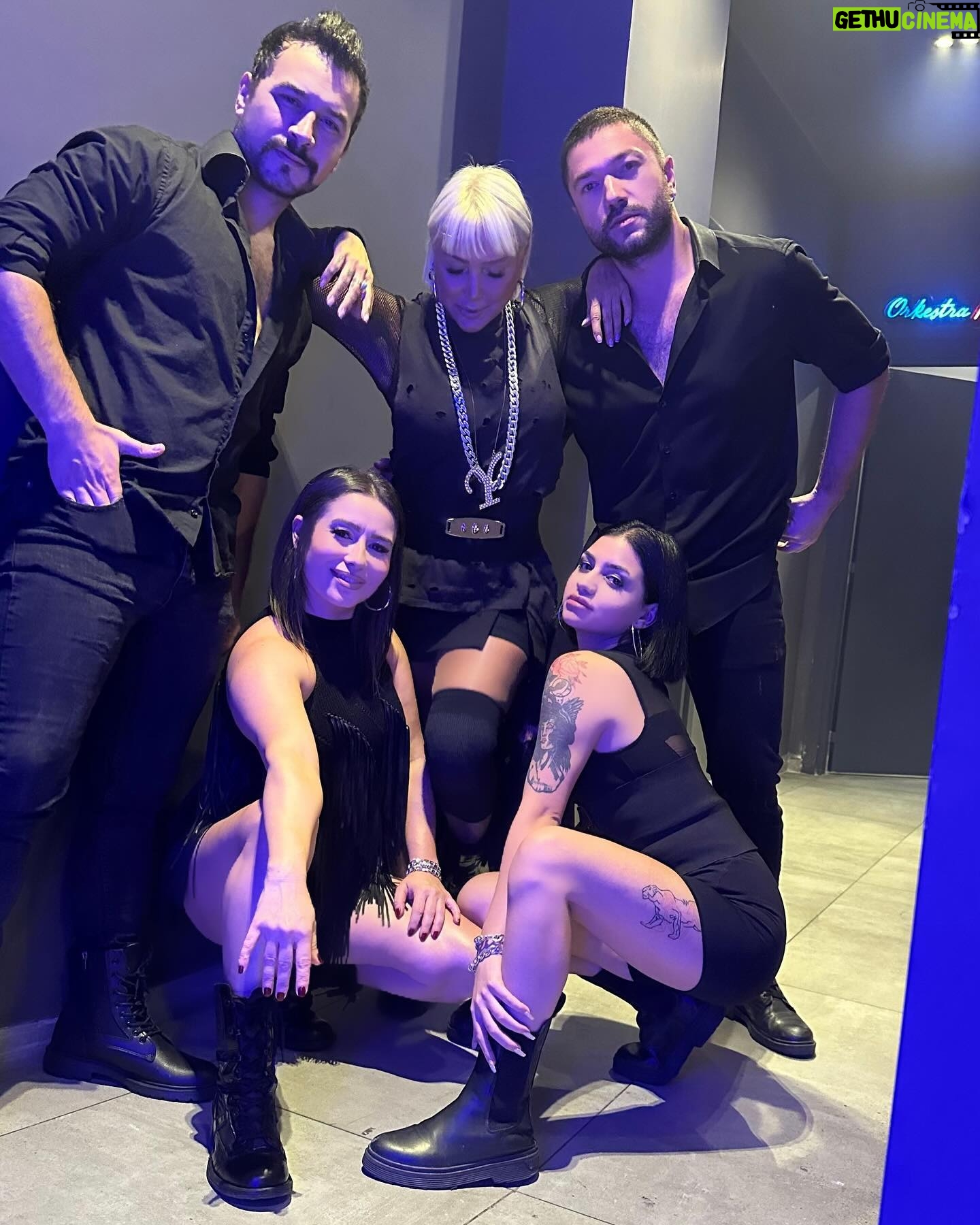 Yonca Evcimik Instagram - Birazdan Gaziantep Jolly Joker sahnesinde “ Yonca Bizi 90’lara Götür Daha Da Geri Getirme “ konseri başlıyor. Sold out olmuşuz aman da ne güzel ❤️😍🍀 @gaziantep.jollyjoker