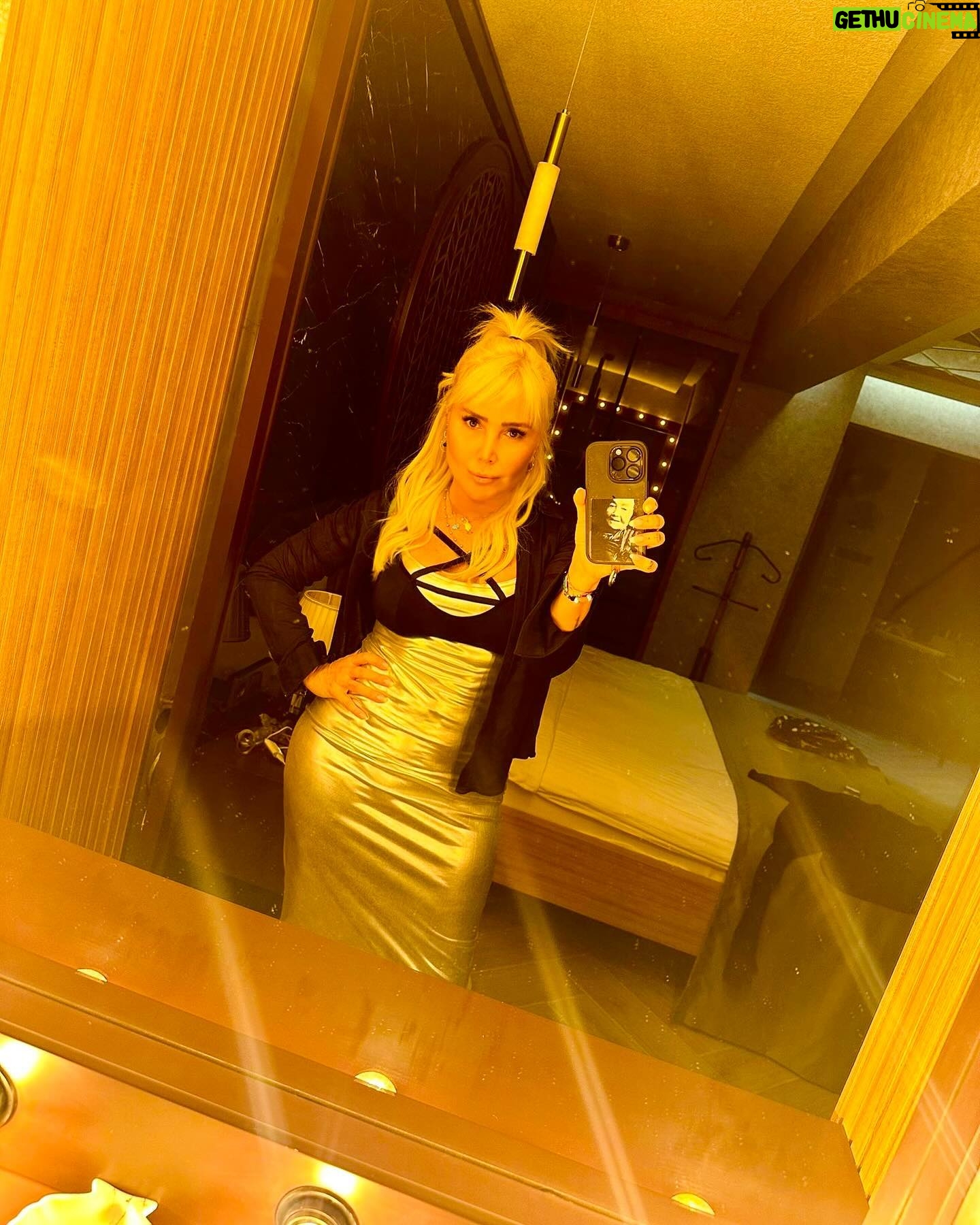 Yonca Evcimik Instagram - Denizli Jolly Joker konseri için hazırlıklar tamam🍀 Birazdan sahnee 🍀🧨