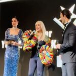 Yonca Evcimik Instagram - Dün akşamdan 🍀 “ikonik pop star”ödülümü aldım 🚀Üzerimdeki ikonik mont @tanjubabacan ❤️ Çizmelerim ise @giydimgidiyornisantasi 🚀