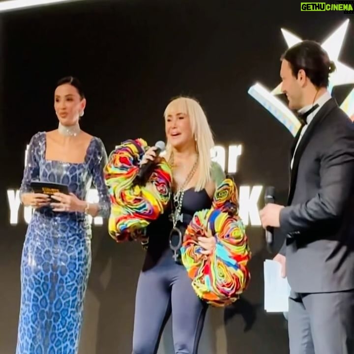 Yonca Evcimik Instagram - Dün akşamdan 🍀 “ikonik pop star”ödülümü aldım 🚀Üzerimdeki ikonik mont @tanjubabacan ❤️ Çizmelerim ise @giydimgidiyornisantasi 🚀