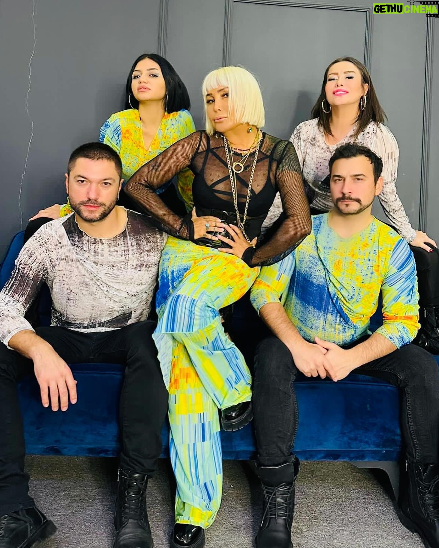 Yonca Evcimik Instagram - Birazdan Diyarbakır Jolly Joker’de “ Yonca Bizi 90’lara Götür Daha da Geri Getirme” konserimizle sahnedeyiz 🍀 @diyarbakir.jollyjoker @niyazierdogan