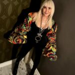 Yonca Evcimik Instagram - Dün akşamdan 🍀 “ikonik pop star”ödülümü aldım 🚀Üzerimdeki ikonik mont @tanjubabacan ❤️ Çizmelerim ise @giydimgidiyornisantasi 🚀