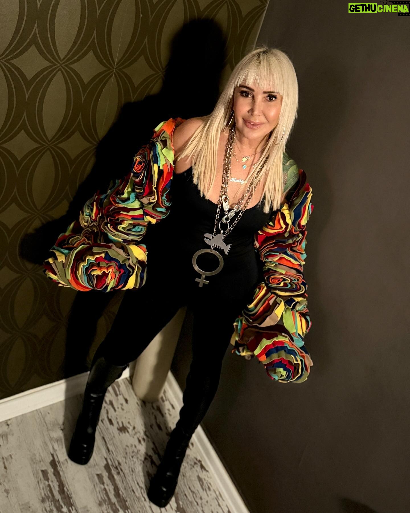 Yonca Evcimik Instagram - Dün akşamdan 🍀 “ikonik pop star”ödülümü aldım 🚀Üzerimdeki ikonik mont @tanjubabacan ❤️ Çizmelerim ise @giydimgidiyornisantasi 🚀