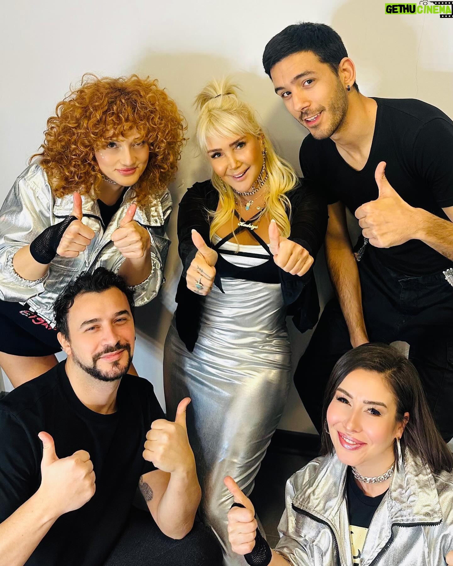 Yonca Evcimik Instagram - Denizli Jolly Joker konseri için hazırlıklar tamam🍀 Birazdan sahnee 🍀🧨