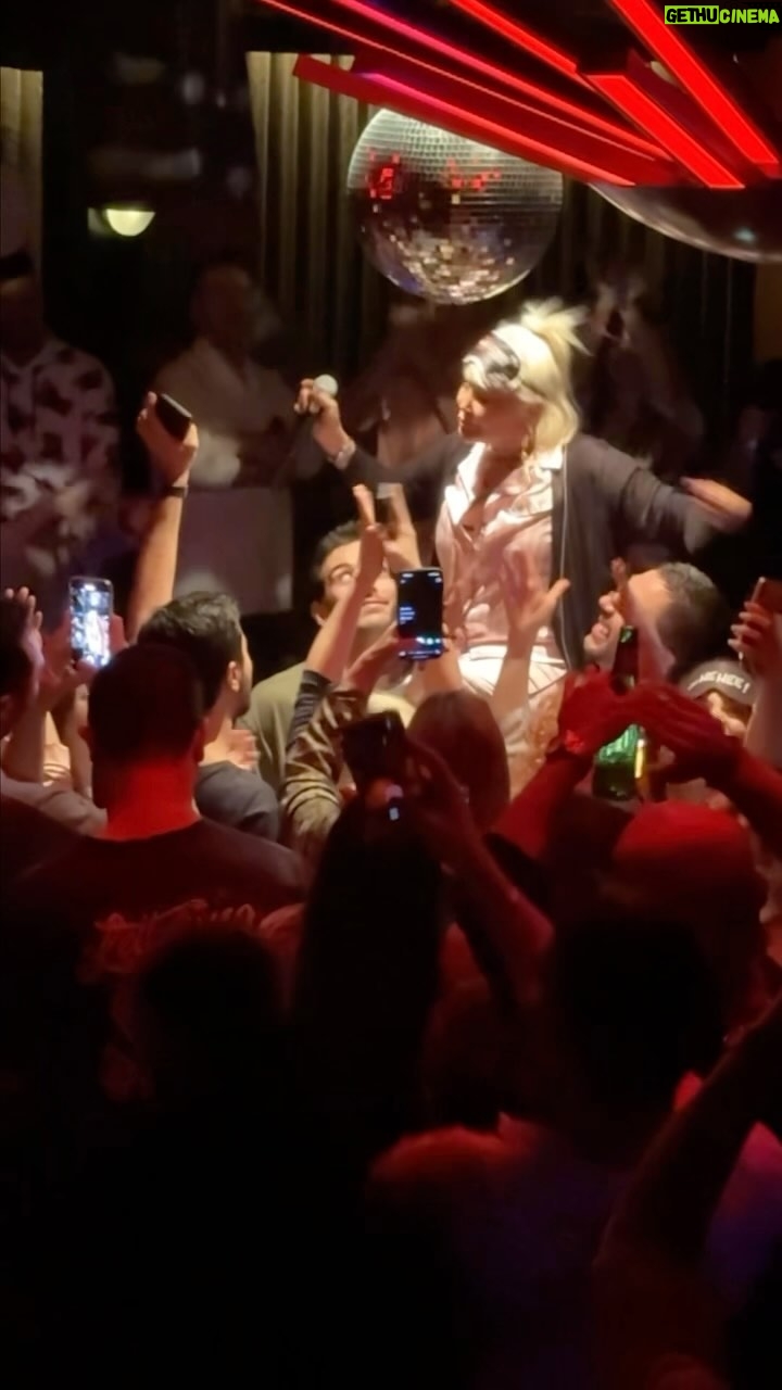 Yonca Evcimik Instagram - Dün gece @ev.harbiye ‘de pijama partime gelen, eğlenen herkese öpücükler kalpler 😘❤️ @arasozgur şahane bir gece oldu. Böyle rahat bir geceden sonra kimse gece dışarı çıkarken süslenip püslenmeye gerek duymayacak 😂 yaşasın pijamaa🍀