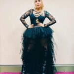 Yonca Evcimik Instagram – Hafta sonu Londra konserinden kulis halleri 🍀 Styling @senemhakki ✨