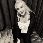 Yonca Evcimik Instagram - Aydın konseri sonrası ben 🍀 Şahane bir geceydi şahane bir konserdi. Yarın bu güzel gecenin videosu geliyor ❤️✨