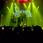 Yonca Evcimik Instagram - Dün akşam Muğla konserimiz 🍀 Öyle güzel bir akşamdı ki tadı damağımda kaldı ❤️ Yeniden görüşmek üzeree 🍀 @hollystone.mugla @mehmet.usluu