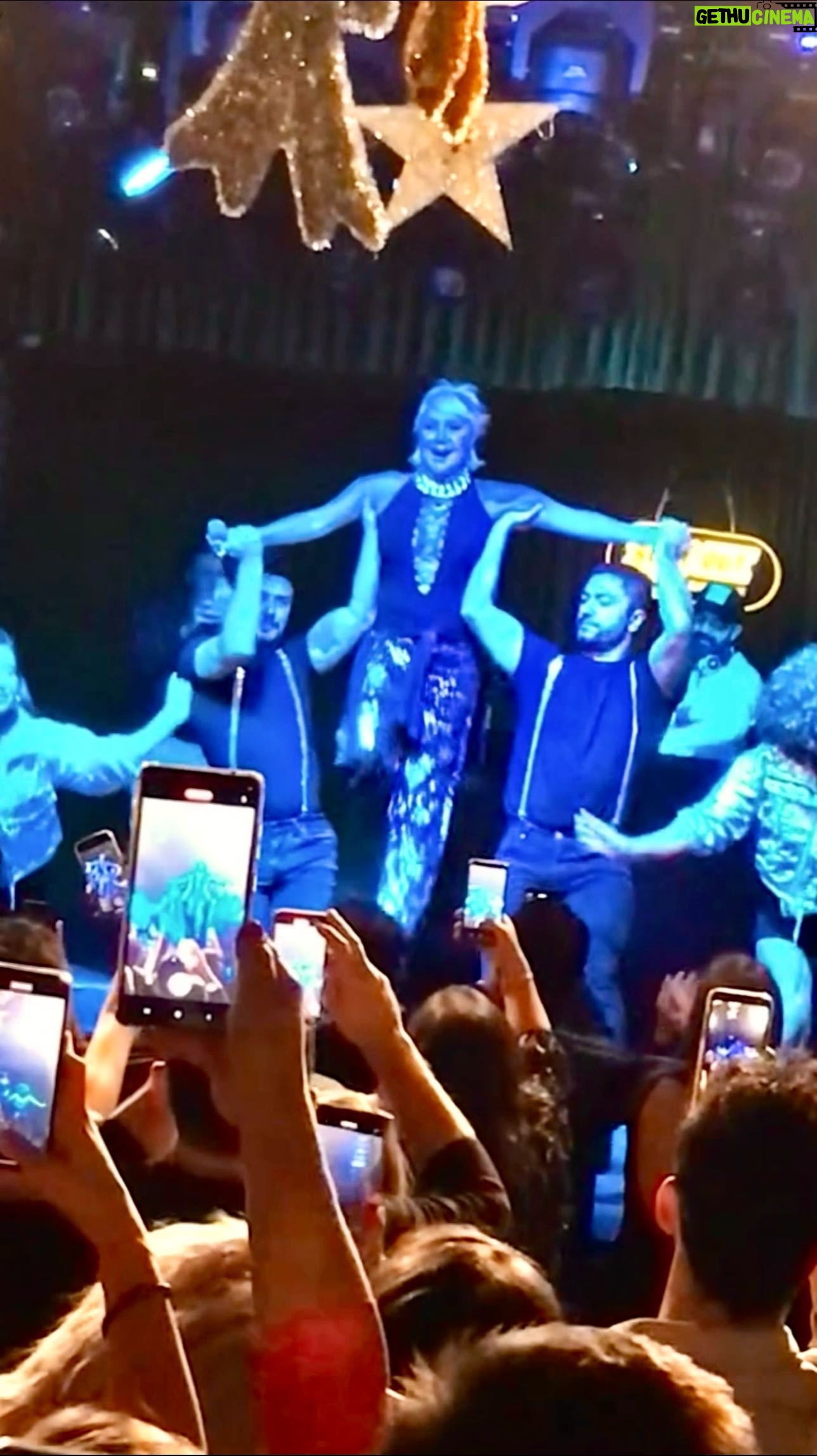 Yonca Evcimik Instagram - Dün akşam İzmir @soldoutperformancehall ‘da dolup taşan sevginiz ve katılımınızla öyle güzel dakikalar geçirdik ki 🍀❤️ İlginize ve sevginize çok teşekkürler ❤️🍀 Tekrar görüşmek üzere İzmir 🍀 @djhakankufundur @mansurark