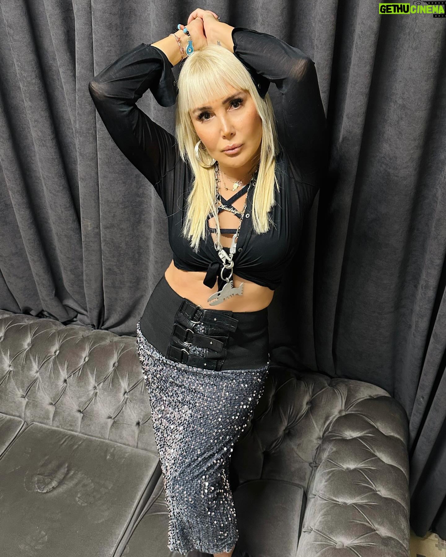 Yonca Evcimik Instagram - Birazdan Aydın Holly Stone sahnesindeyiz 🍀 Konser öncesi kulis halleri ✨ image maker @senemhakki 🥂 organizasyon @mehmet.usluu 🫶