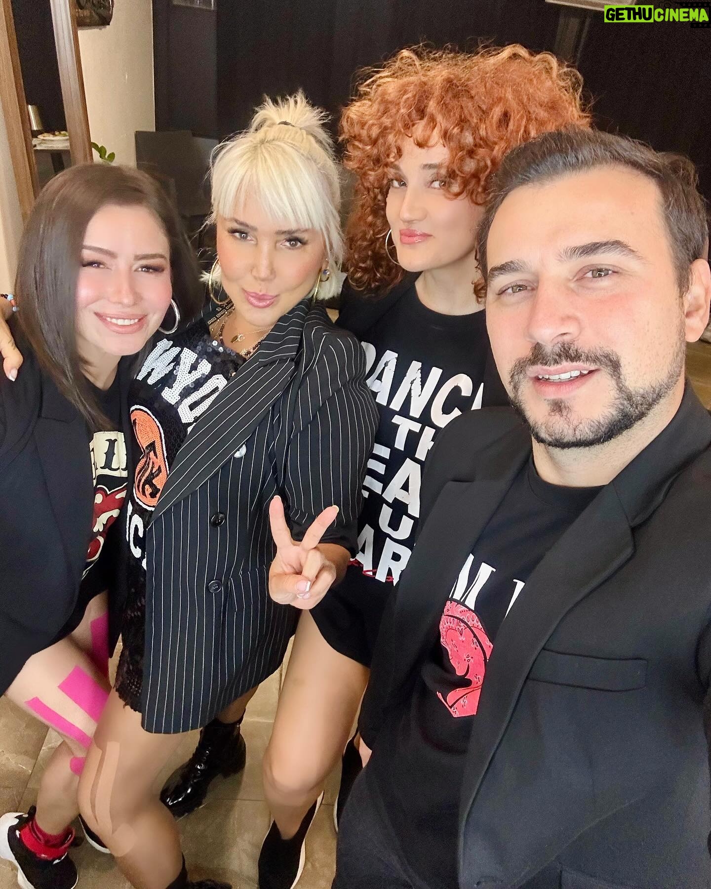 Yonca Evcimik Instagram - Birazdan Kocaeli Jolly Joker sahnesindeyiz 🍀 @kocaeli.jollyjoker @serhanaltinell @byaltinelmanagement