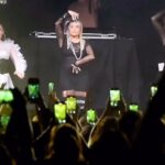 Yonca Evcimik Instagram - Dün akşam Bursa Jolly Joker sahnemiz🍀❤️ Yine güzel bir geceye imzamızı attık ❤️ Tekrar görüşmek üzere Bursa 🍀 @bursa.jollyjoker @byaltinelplus