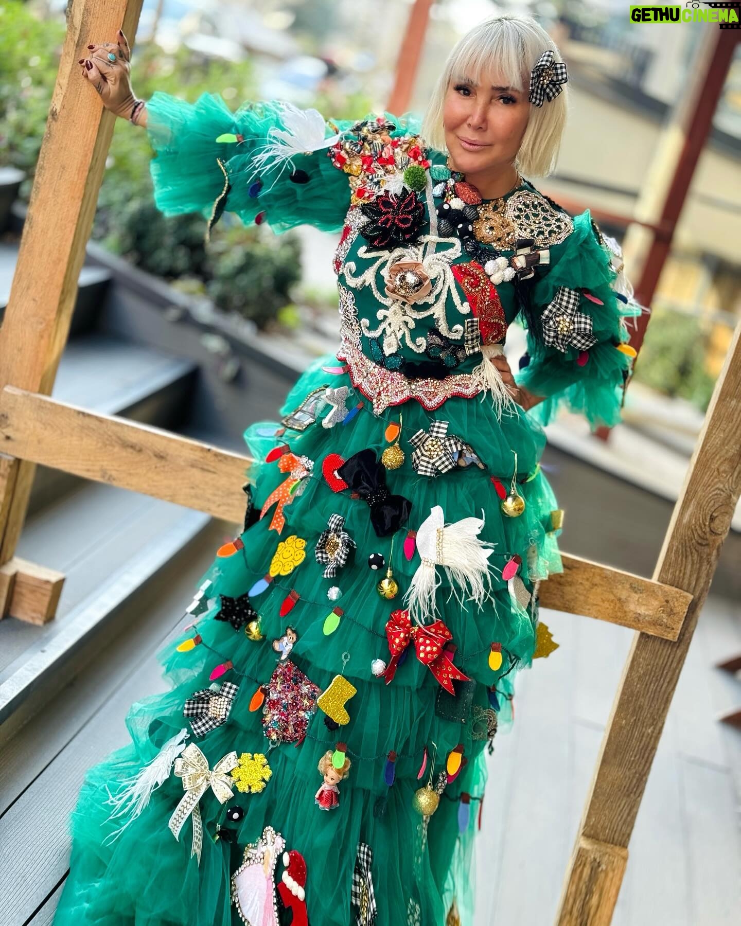Yonca Evcimik Instagram - Mutlu Yıllar şimdiden ❤️🍀 Gönlünüzden geçen her şeyin gerçekleşeceği şahane bir #2024 olsun 🍀 Kostüm: @drapebutik @gokcesurmeliland