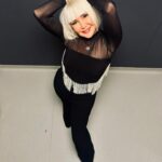 Yonca Evcimik Instagram – Sevgili @mahsa.com.tr ‘nin hazırladığı kostümümle birazdan Parıltılı – “ Hisseli Harikalar Kumpanyası” sahnesindeyim.@pariltidernegi @effectbcw @goncakarakas @zorlu_psm