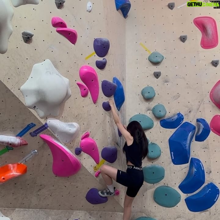 Yoo Hye-In - 2.9K Likes - 첫 클라이밍🧗🏻♀️
#클라이밍
#볼더링