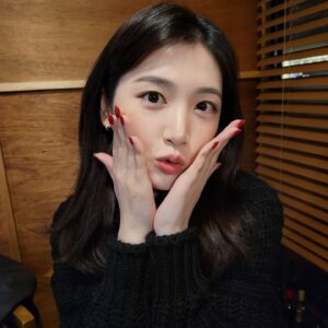 Yoo Na-gyeol Instagram - 2021년 모두 고생 많으셨습니다.
 2022년도 행복하세요오오!!!❤