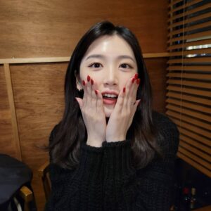 Yoo Na-gyeol Instagram - 2021년 모두 고생 많으셨습니다.
 2022년도 행복하세요오오!!!❤