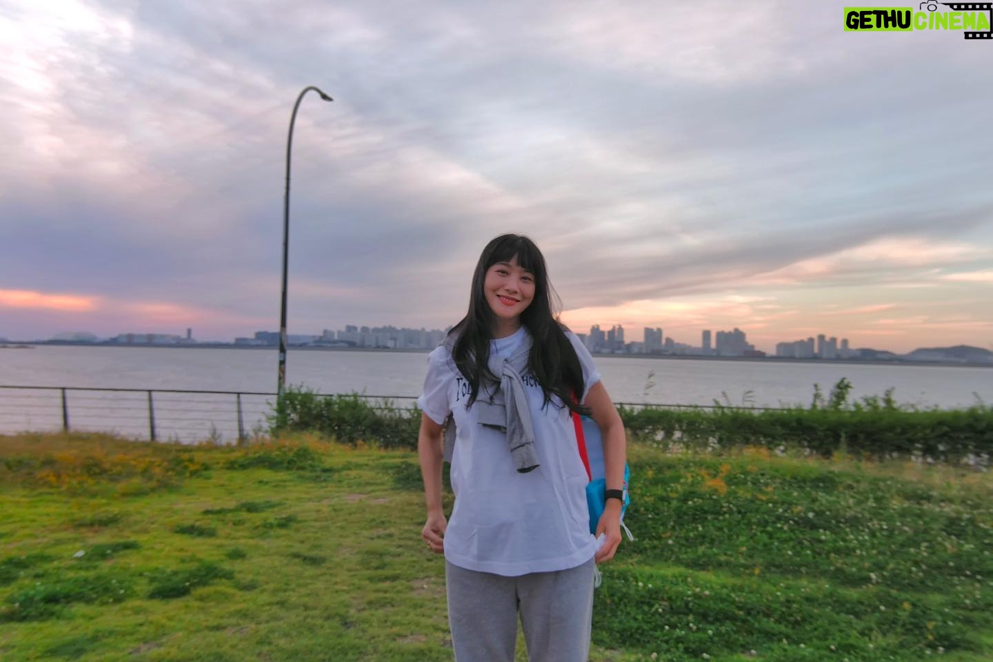 Yoo In-young - 5.5K Likes - _
.
.
9월의 낮과 밤.