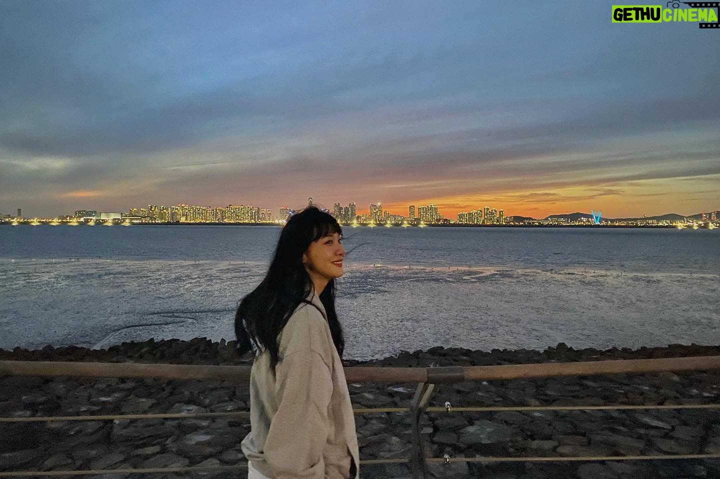 Yoo In-young - 5.5K Likes - _
.
.
9월의 낮과 밤.