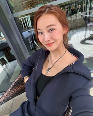 Yoo In-young Instagram - _
.
.
햇살 좋은 날. 
테라스에서, 만나면 행복한 사람과 함께🖤
