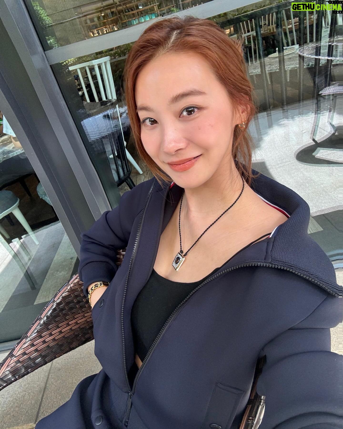 Yoo In-young - 3 Likes - _
.
.
햇살 좋은 날.
테라스에서, 만나면 행복한 사람과 함께🖤