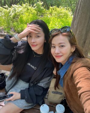 Yoo In-young Instagram - _
.
.
행복은 소소한 것에서☘️
.
#저게뭐라고발에놓고찍어보겠다고😮‍💨
