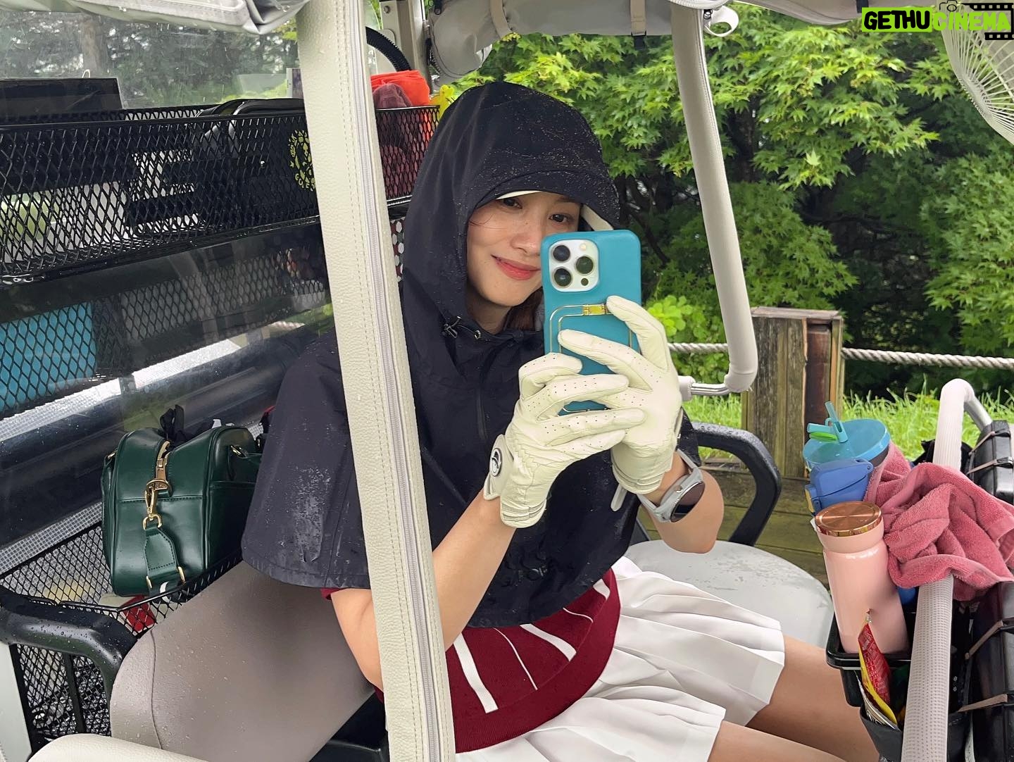 Yoo In-young - 4.8K Likes - _
.
.
빗소리도 함께한 사람들도
좋았다🩵