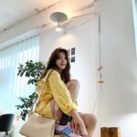Yoo In-young Instagram – _
.
.
노랑노랑해💛
.
#etro 
#VELABAG