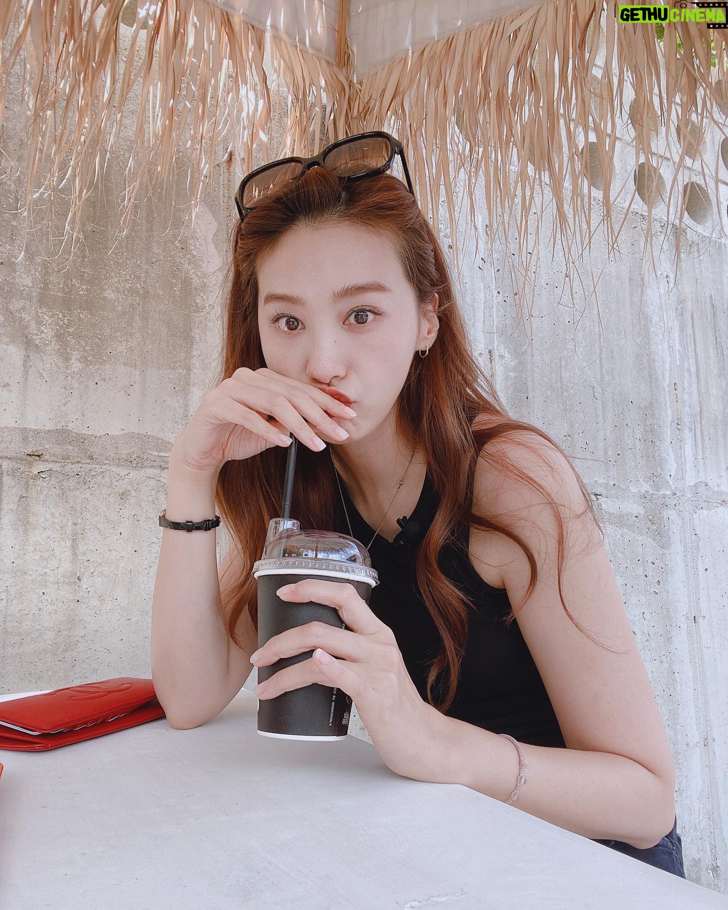 Yoo In-young - 6.1K Likes - _
.
.
더..더워..🥵