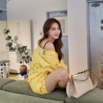 Yoo In-young Instagram – _
.
.
노랑노랑해💛
.
#etro 
#VELABAG